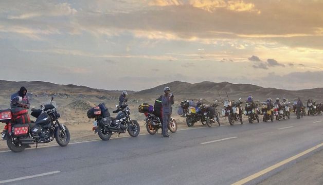 Pakistanis Who Have Cycled For Umrah Arrive in The UAE