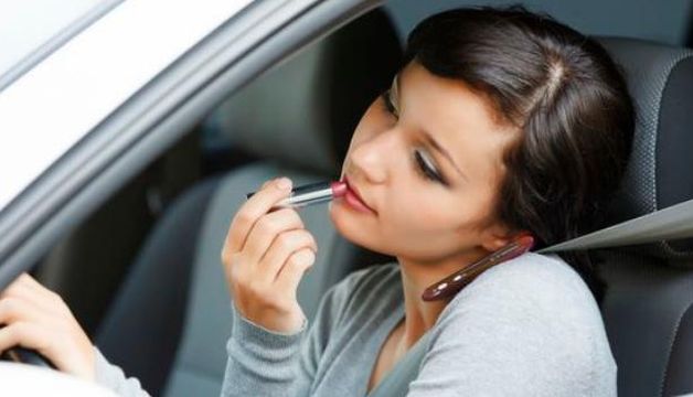 You Can Be Fined Up To Rs 50,000 If You Eat, Drink, Or Put On Makeup While Driving in The UAE