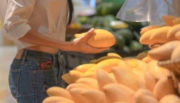 The First Shipment Of Pakistani Mangoes Arrives in The UAE