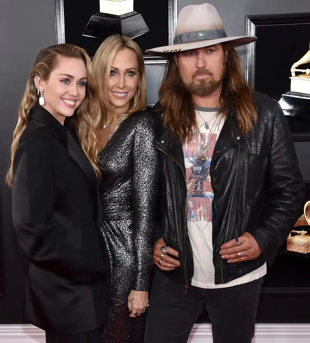Miley Cyrus with her parents